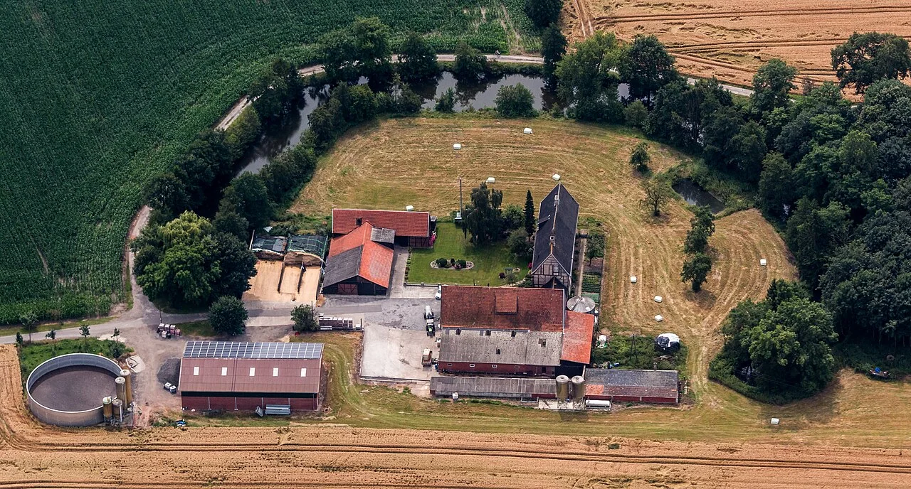 Großer europäischer Agrarstandort mit Silos und Logistik